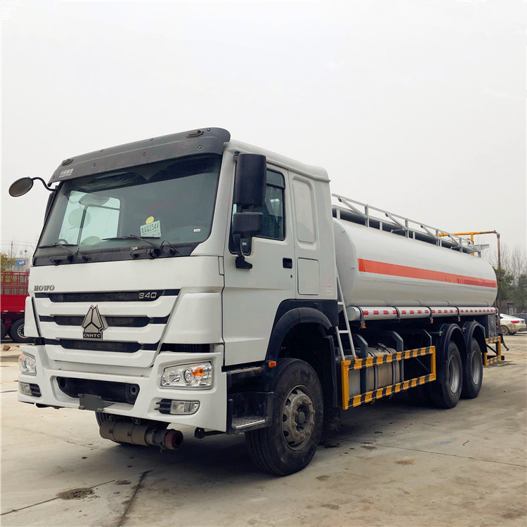 Sinotruk 20m3 camion di consegna di petrolio 6*4 6000 galloni camion di carburante in vendita