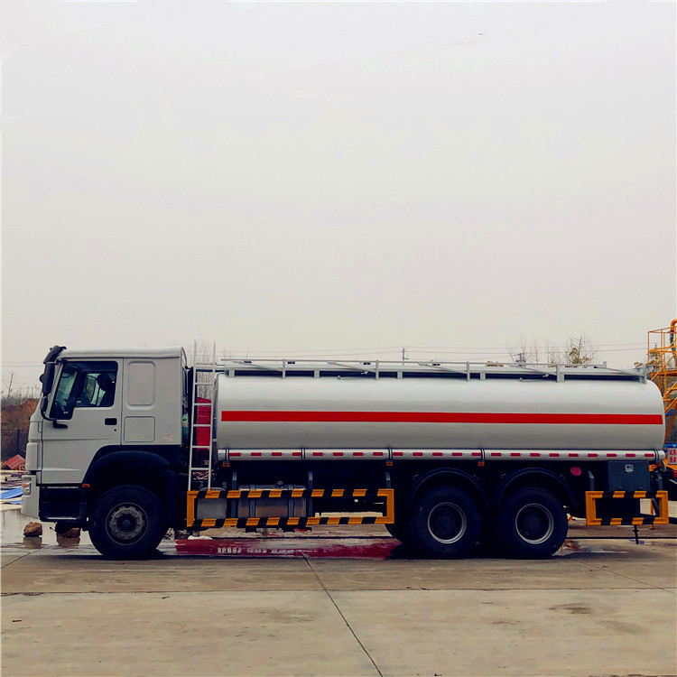 Sinotruk 20m3 camion di consegna di petrolio 6*4 6000 galloni camion di carburante in vendita