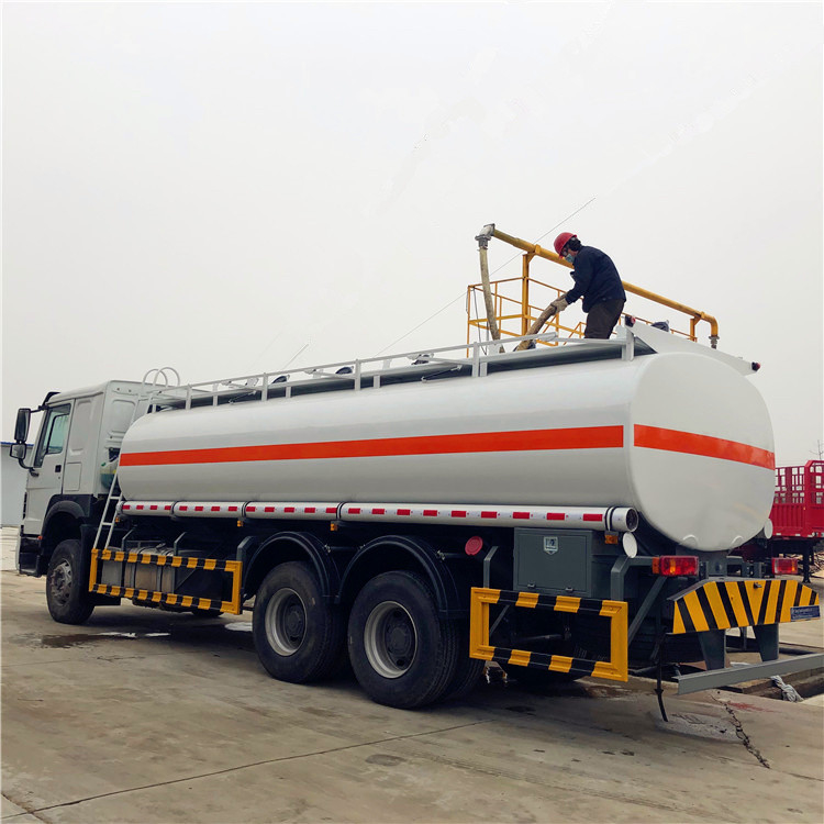 Sinotruk 20m3 camion di consegna di petrolio 6*4 6000 galloni camion di carburante in vendita