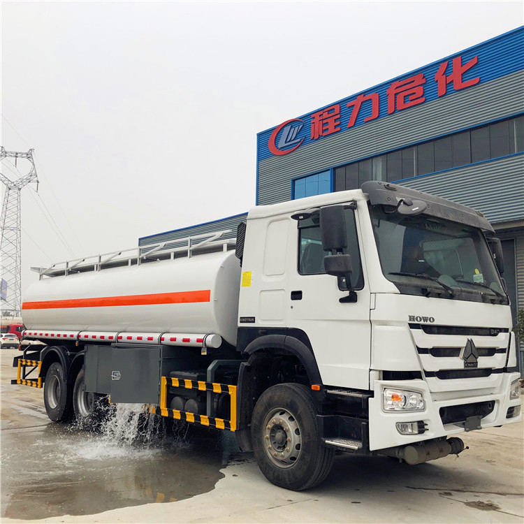 Sinotruk 20m3 camion di consegna di petrolio 6*4 6000 galloni camion di carburante in vendita