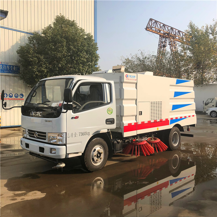 Camion per la pulizia stradale Dongfeng 5000 litri aspirapolvere Piccolo camion per la pulizia stradale