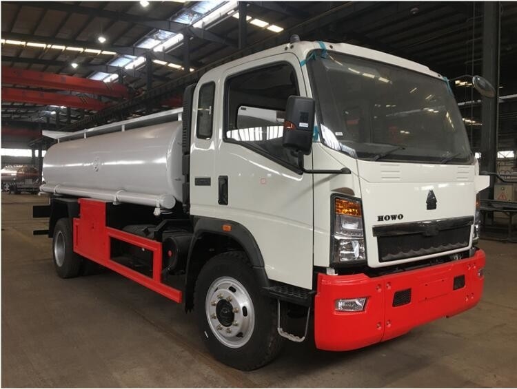 camion di rifornimento di carburante dell'aeroporto 10m3 autocisterna mobile 10000L dell'olio di 90 km/ora con l'erogatore del combustibile