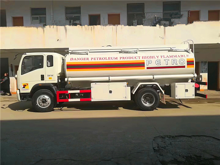 camion di rifornimento di carburante dell'aeroporto 10m3 autocisterna mobile 10000L dell'olio di 90 km/ora con l'erogatore del combustibile
