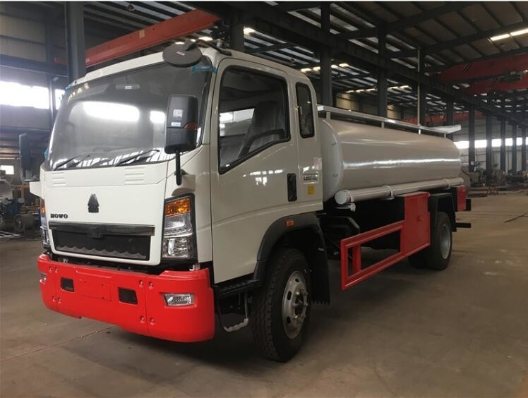 camion di rifornimento di carburante dell'aeroporto 10m3 autocisterna mobile 10000L dell'olio di 90 km/ora con l'erogatore del combustibile