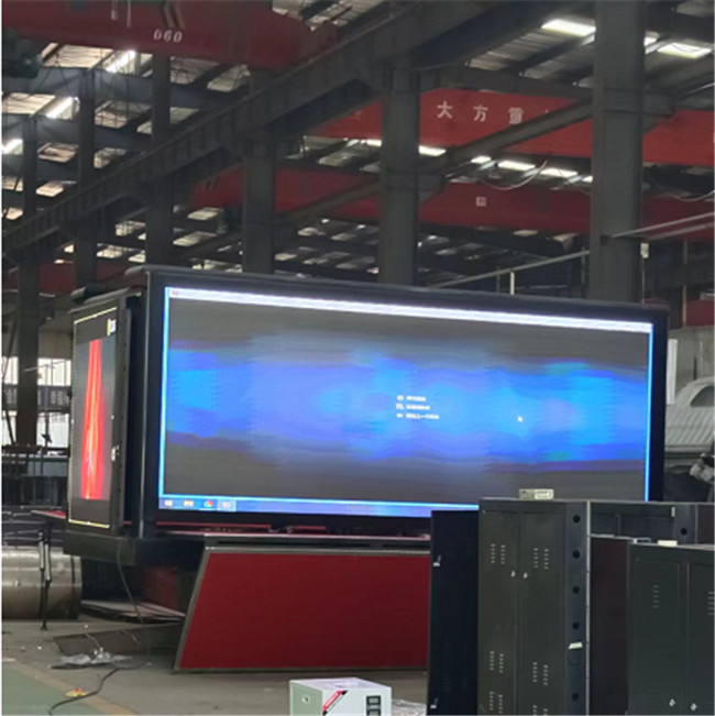 16ft 220V Mobile LED Display Truck 3 Sides P4 Digital LED Truck con sollevamento dello schermo