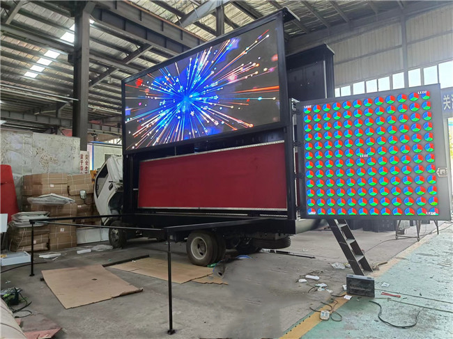 16ft 220V Mobile LED Display Truck 3 Sides P4 Digital LED Truck con sollevamento dello schermo
