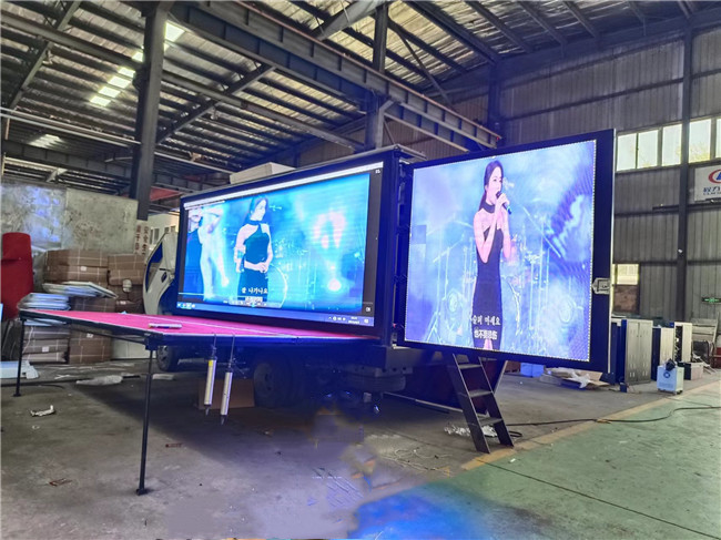 16ft 220V Mobile LED Display Truck 3 Sides P4 Digital LED Truck con sollevamento dello schermo