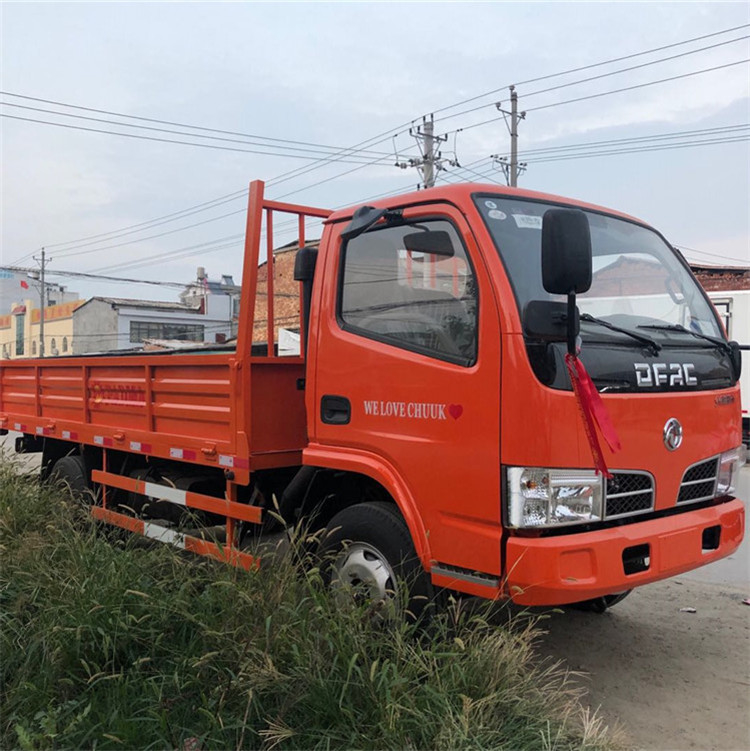 tipo di bassa potenza del combustibile diesel del camion 82hp 4*2 dei furgoni del carico 100Km/h