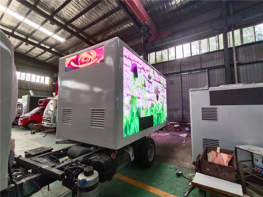 P6 Digital Billboard Truck 320*160mm 3 lati P5 Mobile LED Display Truck pubblicità