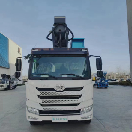 L'operazione di elevata altitudine 190HP trasporta il camion su autocarro montato camion della piattaforma di lavoro aereo di 45m