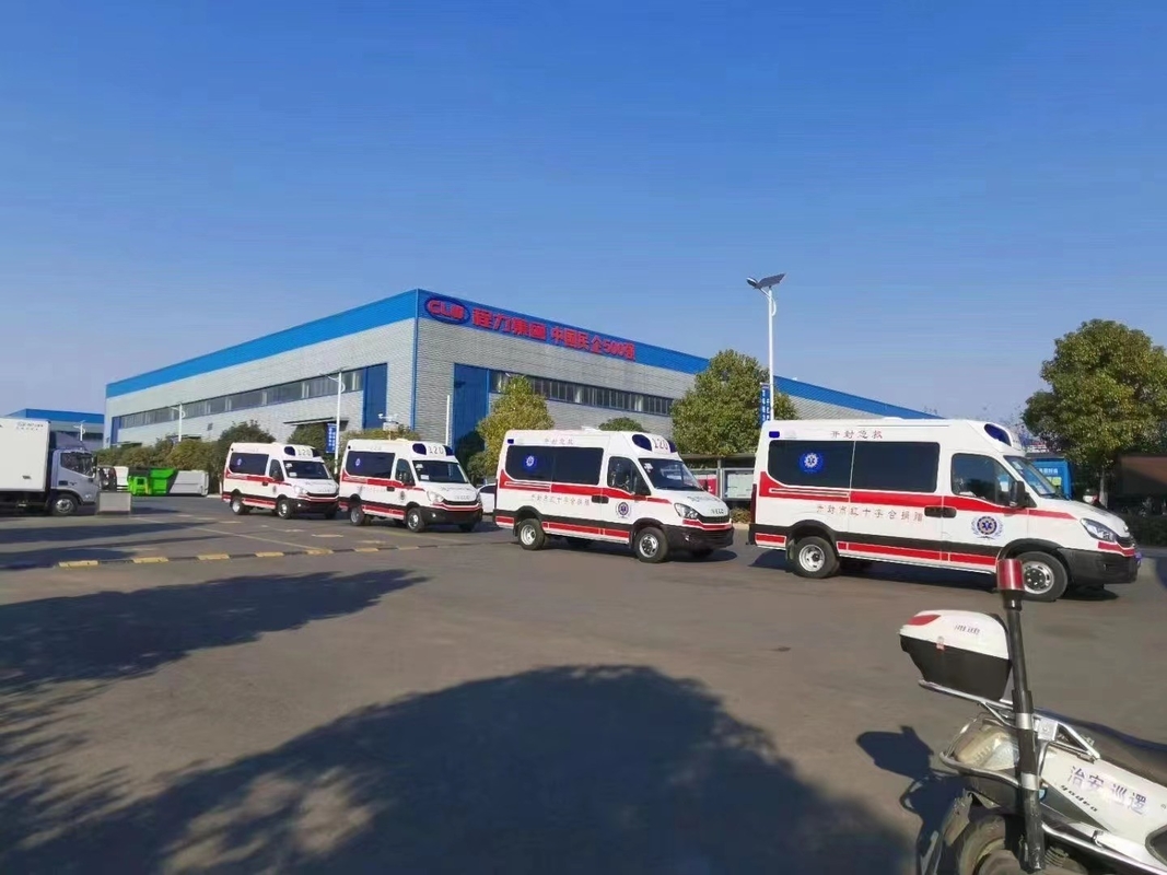 Ambulanza con dimensioni generali 5670 X 2011 X 2790 e peso lordo approssimativo X 4000
