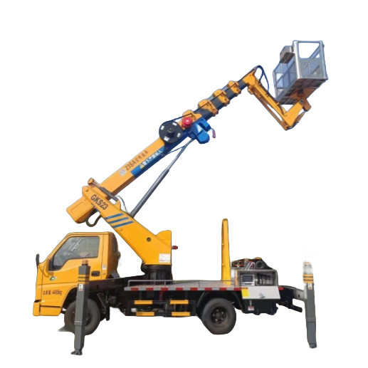 Camion con piattaforma di sollevamento elevata per operazioni semplici