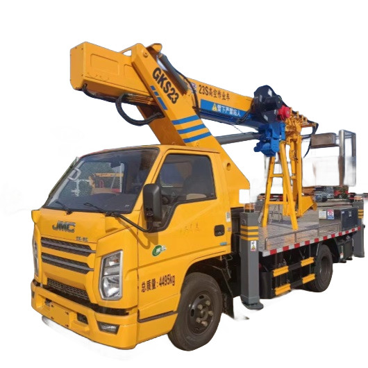 Camion con piattaforma di sollevamento elevata per operazioni semplici