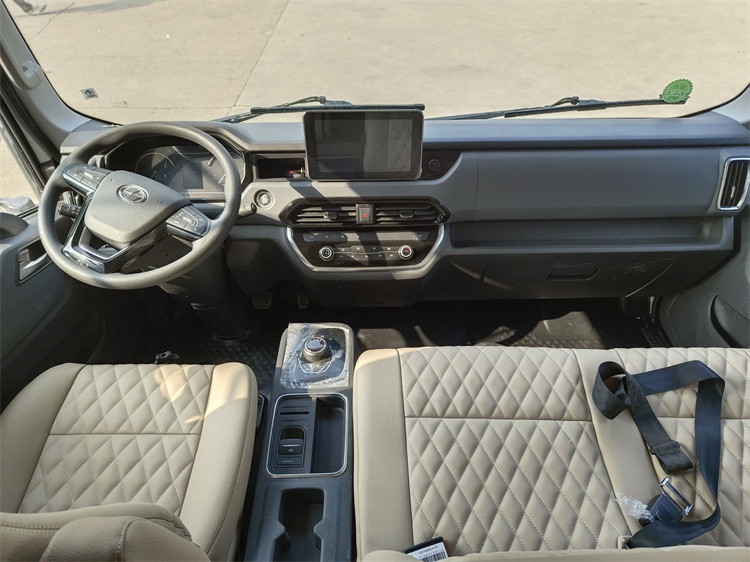 YUEJIN 4x2 Mobile Auto Motorhome Outdoor Luxury RV Caravan Van Per viaggi in famiglia