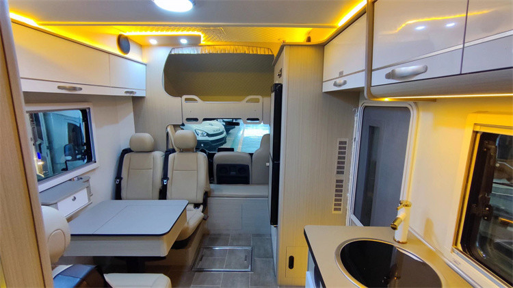 Camion da turismo mobile RV Caravan Van con motore da 190 CV Max Payload 7042 Kg