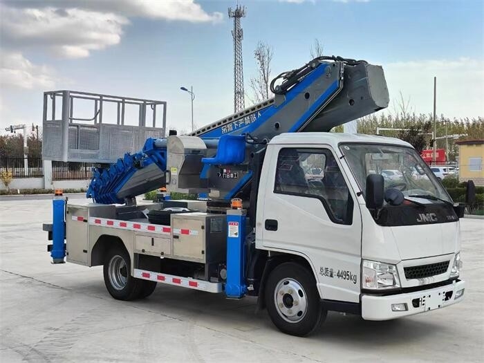 Camion a piattaforma di lavoro aerea resistente con standard di emissioni Euro 5 e passo 3300 mm