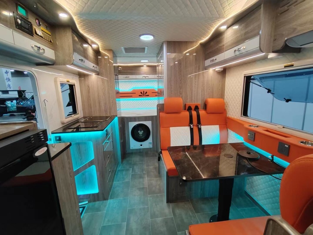 Rv Caravan Yuejin S500 Modello C Camper con capacità di dormire per 4-6 persone - CLW OE NO