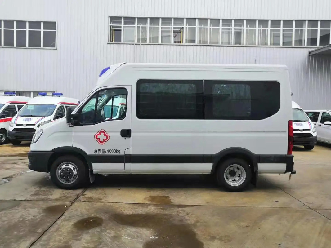 Ambulanza di lusso 2800mm camion ospedaliero mobile con caratteristiche avanzate e specifiche pneumatiche 215/75R16LT