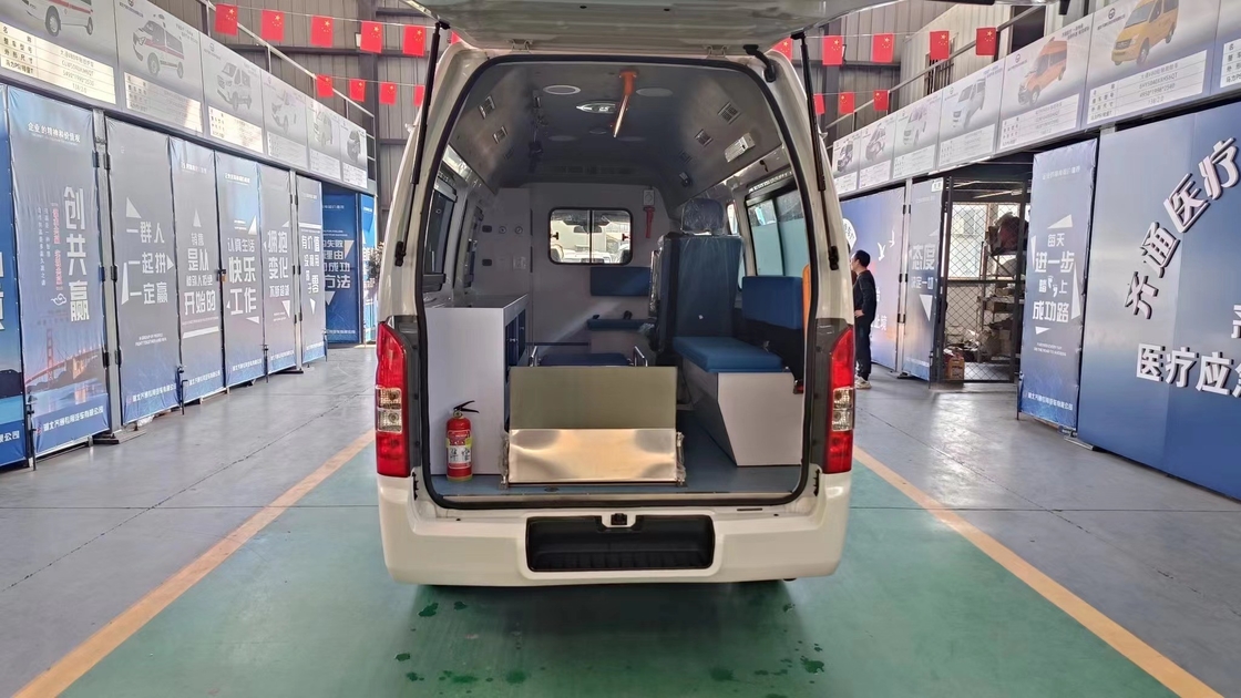 Ambulanza di emergenza a trasmissione manuale per 5-6 passeggeri con standard di emissione Euro 5