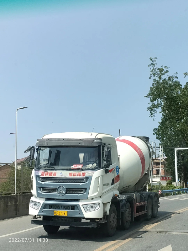 Sinotruk Howo Concrete Mixer Truck CKD / SKD con capacità di fornitura di 15-20 tonnellate