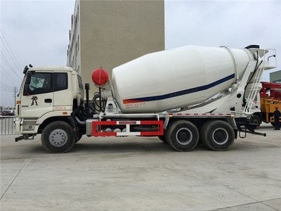 Camion di cemento da 10 m3 con guida a sinistra e pneumatico a filo di acciaio 12.00R20