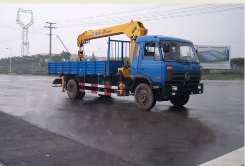 5 6 7 8 tonnellate gru montate su camion con velocità massima di 90 Km/h 4*2 Telescopico camion montato su gru
