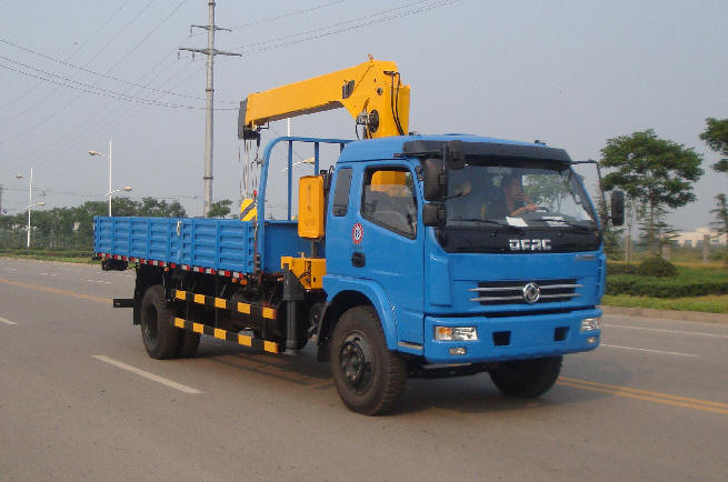 5 6 7 8 tonnellate gru montate su camion con velocità massima di 90 Km/h 4*2 Telescopico camion montato su gru
