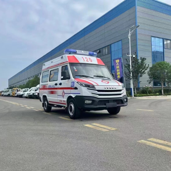 Ambulanza di emergenza con 3750 mm di base ruota, 103 kW di potenza nominale e 3700 kg di peso lordo