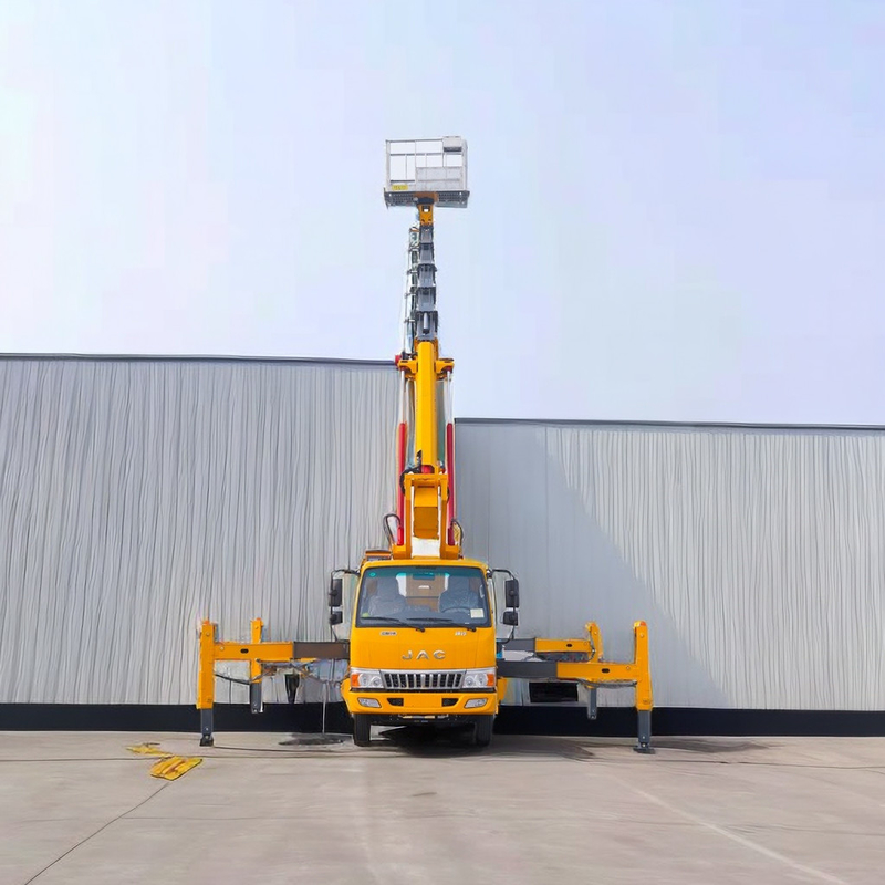 Isuzu 85KW Aerial Working Truck Bucket Trucks 200kg Carico 5 velocità manuale Esagonale Jib Strobe Light