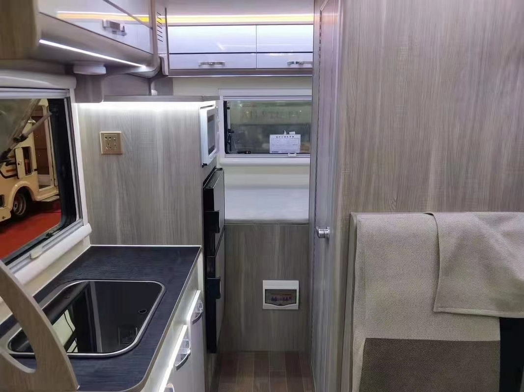Caravan all'aperto di Van Automatic Transmission 4*2 Motorhome rv del campeggiatore di Yuejin Foton