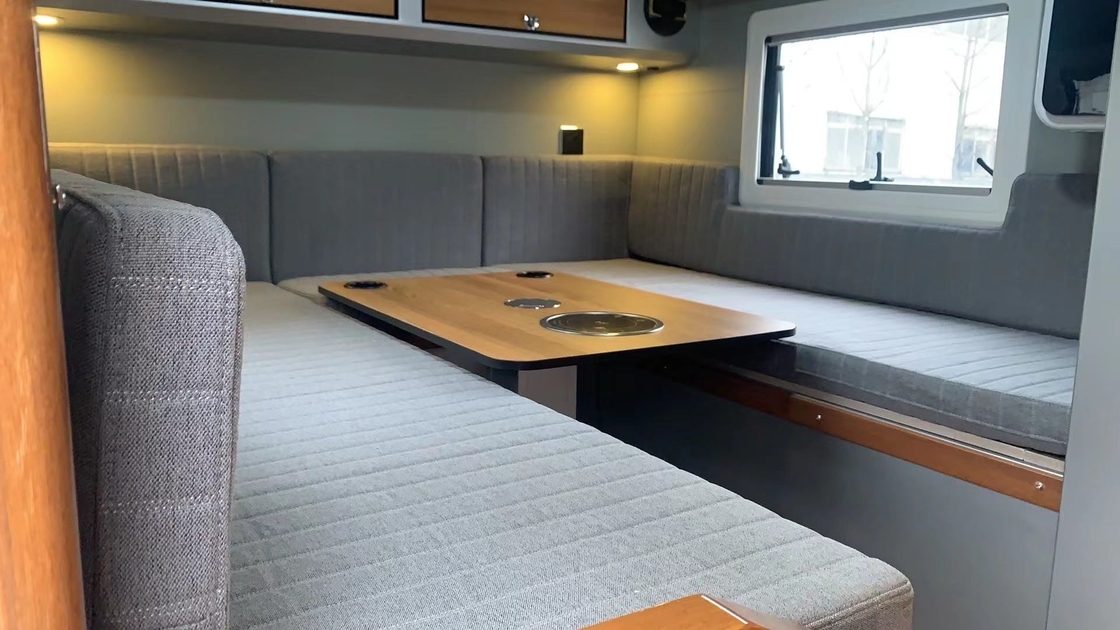 Piccole camere da letto bianche del caravan 1500kg 2 del campeggiatore di Off Road per la visita all'aperto della famiglia
