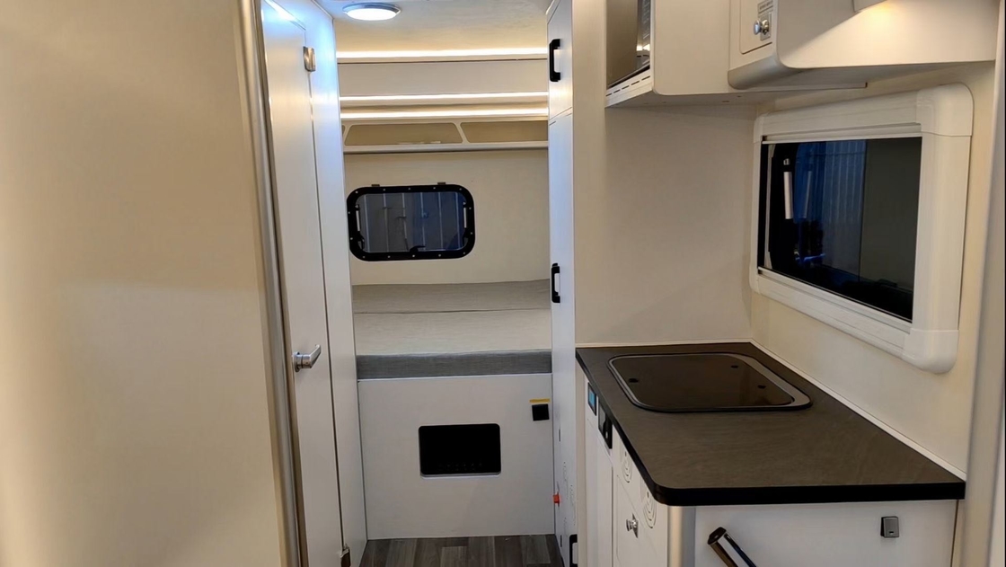 Casa all'aperto di Van Decorated Shell 220V del caravan del contenitore rv di vetroresina